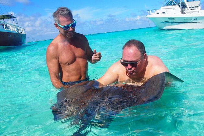 Acquarius Stingray City and Snorkel Tours - Stingray City Sandbar: The Main Event, Crowd Included