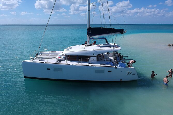 Private Luxury Catamaran Tour to Stingray City and Snorkel - Stingray City: Shallow-Water Stingray Time With Built-In Storytelling