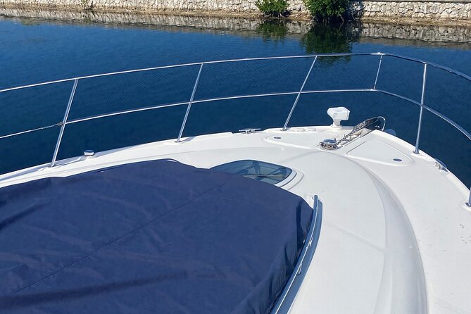 Private Yacht 48 ft Sting Ray City, Snorkel & Starfish Beach - The snorkeling stop: coral, fish, and 8-10 feet that many people can handle