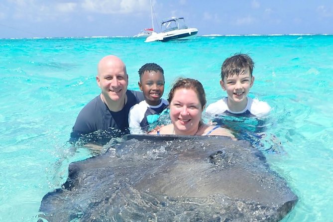 Stingray City and Snorkel Tour With Lunch - Getting picked up on Seven-Mile Beach and out to the water