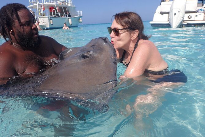 Stingray City, Star fish Point and Snorkeling Private Boat Tour - Lunch at Rum Point Bar and Grill, plus the on-board comfort factor
